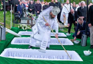 Grckokatolcky arcibiskup Jon Maxim urobil znak kra na vetky svetov strany v hrobe, o naznauje zapeatenie hrobu. Nezapeauje ho vak navdy, ale len do druhho Kristovho prchodu. Snmka: Michal Petrik