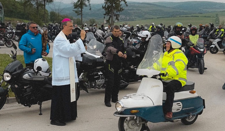 Biskup po�ehnal motork�rov a motocykle
