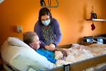 Pre Grétku (vľavo) je práca v hospici poslaním. Žiadneho pacienta neobíde. Poskytne pomocnú ruku, povie milé slovko alebo len tak pohladí. Snímka: KN/Erika Litváková