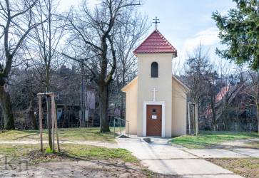 V tesnom susedstve kostola sa nachádza Kaplnka sv. Jozefa. Pôvodne to však bola pútnická Kaplnka Panny Márie Snežnej zo zaèiatku 18. storoèia.