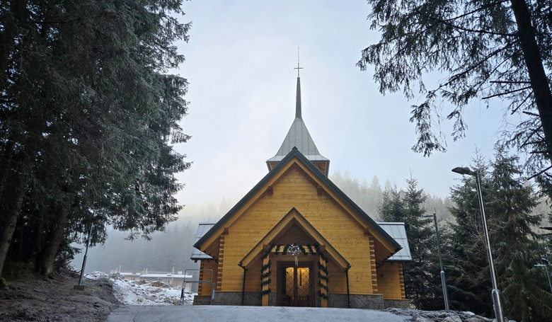 Zo svahu �i z hotela rovno do kostola