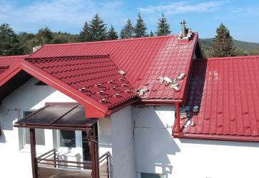Zemetrasenie silno pokodilo i farsk budovu a kostol v Ninej Sitnici. Snmka: Jarolsav Fabian