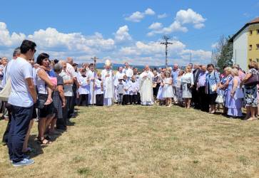 26. júna v Poltári pri Kostole sv. Cyrila a Metoda miestni farníci aj hostia a jubilujúci manželia z celej Rožňavskej diecézy. Snímka: Andrea Katriňáková