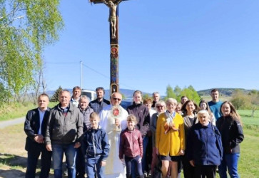 V roku 250. výročia založenia Rožňavskej diecézy sa relikvie jej patróna svätého Jána Nepomuckého i ďalšieho mučeníka svätého Neita vydali na púť naprieč diecézou. Vo farnosti Podkriváň ich privítali na Piatu veľkonočnú nedeľu. Snímka: Oľga Paučová