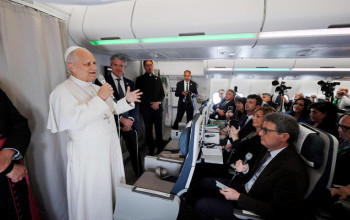 P�pe� povzbudzuje h�ada� kult�ru mieru