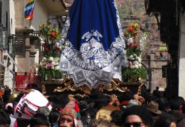 Sviatočná procesia v uliciach Cusca 