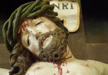 Detail Ježišovej tváre na krucifixe v Lomničke