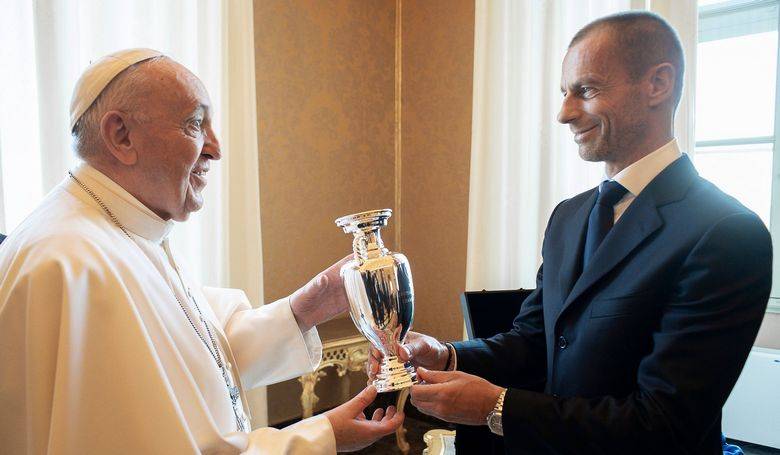 Pápež sa stretol s vedením UEFA