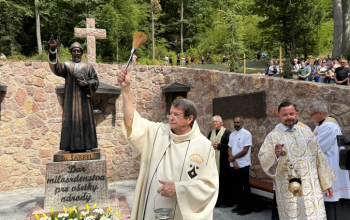 Sochy sv�t�ch �arbela a Rafky v�taj� p�tnikov