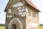 Kostol sv. Margity Antiochijskej v Kopčanoch patrí k najstarším chrámom na našom území. Momentálne prechádza opravou. Pre turistov je prístupný aj po novovytvorenej cykloceste. Snímka: Ján Lauko