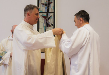 Don Peter Jacko (vpravo) bol uvedený do úradu provinciála Saleziánov dona Bosca na Slovensku. Po šiestich rokoch vystriedal v službe dona Petra Timka (vľavo). Snímka: Samuel Šnek