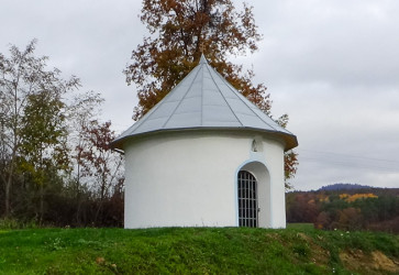 Kaplnka pri ceste do Slaskej, ktor m 240 rokov, dlho chtrala. Teraz sa dokala obnovy. Snmka: archv farnosti