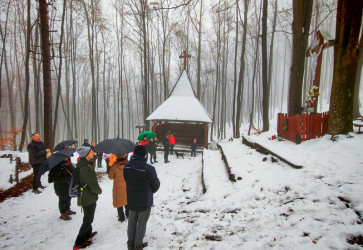 Veriaci z okolia Žiliny opäť putovali horami po chodníkoch so zastaveniami krížovej cesty. Snímka: Mária Krajčová