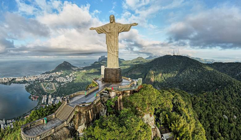 Brazíliu objímajú sochy Krista
