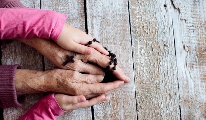Spoločná modlitba posvätného ruženca vitalizuje medzigeneračné vzťahy