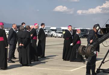 Vítať Svätého Otca prišli na bratislavské letisko i slovenskí biskupi. Snímka: Anna Stankayová
