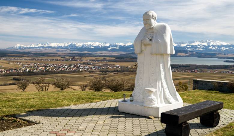 Posk arcibiskup pros biskupov sveta o podporu