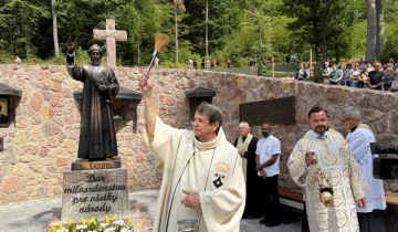Sochy svätých Šarbela a Rafky vítajú pútnikov Sochy svätých Šarbela a Rafky vítajú pútnikov