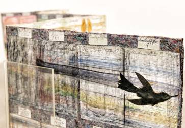 „Pre mňa sú to veľmi vzácne, citové veci, lebo v rodnom Cíferi som žila len do 15 rokov,“ hovorí autorka o textilnom leporele vychádzajúcom z takmer 200-ročného súpisu duší obce Cífer. Snímka: Erika Litváková