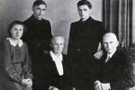 Rodinná fotografia z roku 1951. Joseph Ratzinger (stojaci vpravo) v tom roku prijal kňazské svätenie. Snímka: profimedia.sk