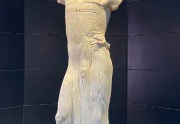 Najvzácnejším artefaktom nájdeným na ostrove je torzo mramorovej sochy mladíka z 5. storočia pred Kristom. Snímka: Martina Grochálová
