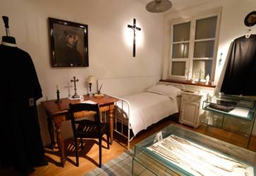 Takto vyzerala cela kltora v agiewnikoch v asoch sestry Faustny. Sasou muzelnej expozcie je pelerna sestry Faustny, jej hrnek i lampa, pri ktorej vo Vilniuse psala Dennek. Snmka:  ISMM