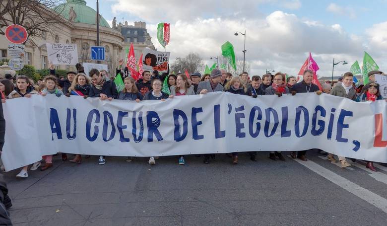 Franc�zi protestuj� proti legislat�vnej likvid�cii otca