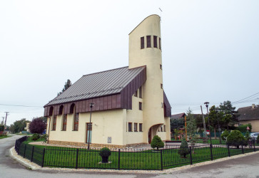 Kostol Sedembolestnej Panny Márie v Dulove v roku 2000 posvätil kardinál Ján Chryzostom Korec. Snímka: archív farnosti