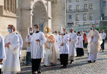 3. j�na sa sl�vila Eucharistia aj v Katedr�le sv. Martina v Bratislave. Po bohoslu�be sa veriaci z��astnili na tradi�nej sl�vnostnej eucharistickej procesii.