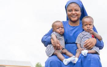 Sestra Stan zachraňuje deti v Ghane