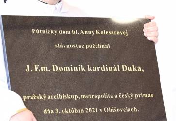 Kardinál Duka na záver slávnosti požehnal pamätnú tabuľu pri príležitosti dokončenia pútnického domu blahoslavenej Anny Kolesárovej v Obišovciach. Snímka: Jaroslav Fabian