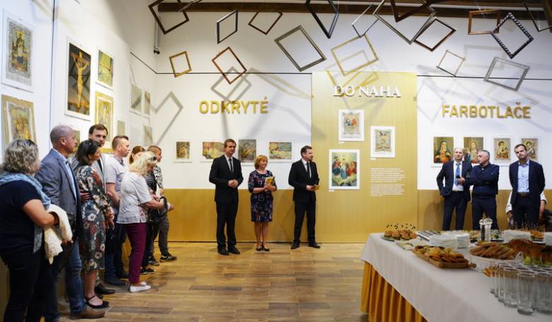 Na hrade Ľubovňa otvorili výstavu obrázkov s náboženskou tematikou