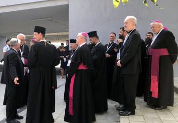 Biskupi sa zhromažďujú na Rybnom námestí. Snímka: Anna Stankayová