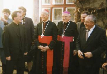 Kardinál Tomko na návšteve v sídle Spolku svätého Vojtecha v Trnave. Snímka: archív SSV