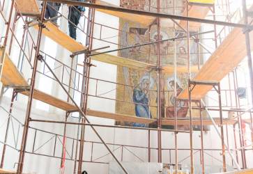 Kostol prechádza kompletnou rekonštrukciou. Aj  mozaika nad oltárom ešte prejde rukami reštaurátorov.