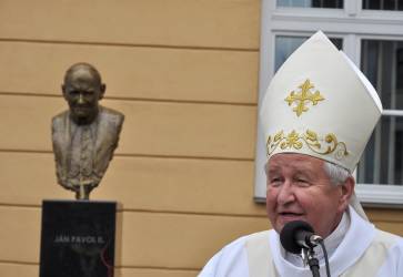 Prvého mája 2011 sa stal súčasťou ružomberského Námestia Andreja Hlinku park pomenovaný po pápežovi Jánovi Pavlovi II. Biskup Štefan Sečka vtedy odhalil a požehnal svätcovu bustu so stĺpom. Snímka: -TK KBS-/Martin Buzna