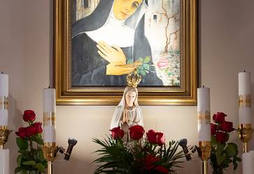 Obraz sv. Rity namaľovala maďarská umelkyňa Masa Fesztyová. Ružu v kostole badať viackrát. Ako mariánsky symbol i symbol sv. Rity, ku ktorej do Zlatých Klasov prichádzajú i pútnici spoza hraníc. Snímka: Erika Litváková