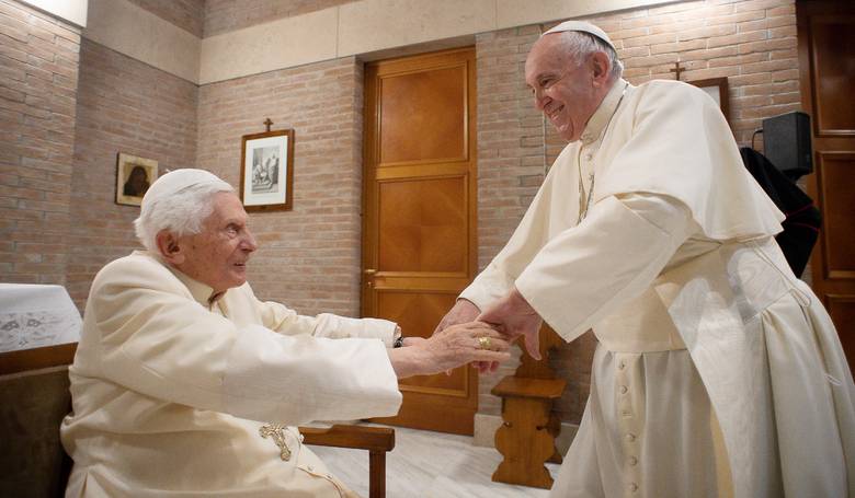Emeritný pápež je už dlhšie na dôchodku ako v úrade