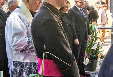V Piešťanoch otvorili hlavnú kúpeľnú sezónu slávnosťou s duchovným rozmerom. Na akte požehnania boli prítomní aj biskupi František Trstenský a Ján Orosch. Snímky: Stanislav Žlnay