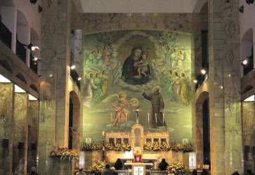 Interiér Kostola Santa Maria delle Grazie (Milostivej Panny Márie), kde Páter Pio pôsobil. Snímka: wikimedia commons/Rabanus Flavus/cc