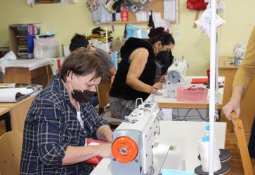 Nezisková organizácia Dorka pomáha núdznym. V šijacej dielni sa učia šiť chňapky, zástery a tašky. Snímka: archív Dorky