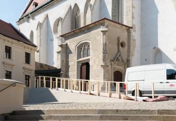 Posledné dôležité úpravy pred južným vchodom do Katedrály sv. Martina v Bratislave Snímka: Erika Litváková 
