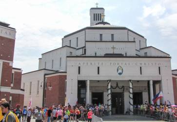 Nealeko svtyne vyrstlo Centrum sv. Jna Pavla II. Stoj na mieste, kde Karol Wojtya v mladosti pracoval v tovrni na vrobu sdy. Snmka: Jn Lauko