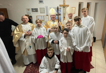 Veriaci z farnosti Nižná sa pripojili ku gratulantom pri životnom jubileu svojho rodáka, pomocného biskupa Spišskej diecézy Jána Kuboša. Snímka: archív farnosti