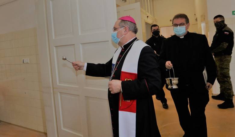 Koick arcibiskup poehnal vakcinan centrum