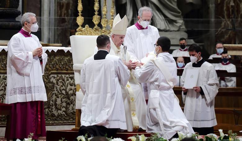 Pápež František vysvätil deväť novokňazov