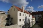 Obnovený meštiansky dom dostal názov Martineum. V 18. storočí, keď bratislavské mestské hradby stratili význam ochrany mesta, bol tento dom vstavaný medzi hlavný hradný múr a takzvaný parkanový múr, ktorý je nižší múr vonkajšieho opevnenia. Snímka: P
