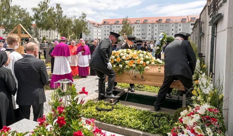 Emeritn ppe sledoval pohreb svojho brata prostrednctvom internetu