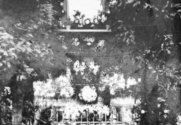 Príprava oltárikov – búdičiek – a účasť na procesii boli vždy prejavom úprimnej viery. Snímka: reprofoto z archívu Bohumila Čambála