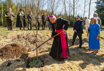 Apoštolský nuncius na Slovensku Nicola Girasoli požehnal historickú kaplnku i základný kameň budúceho arboréta v areáli Múzea kysuckej dediny. Vlastnoručne sa podieľal na zasadení „lipy dvoch biskupov“. Snímka: Štefan Strýček